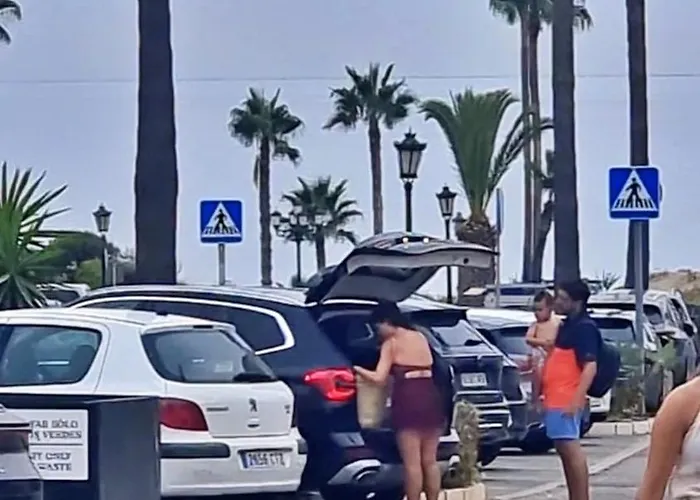 Beachfront 2 Bd & Private Garden