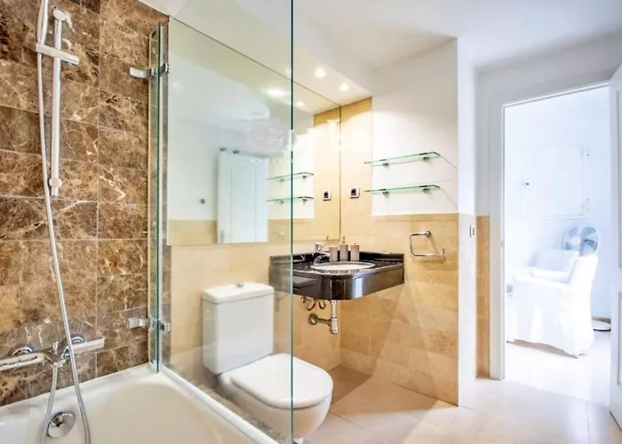 Beachfront 2 Bd & Private Garden Апартаменти Марбелья