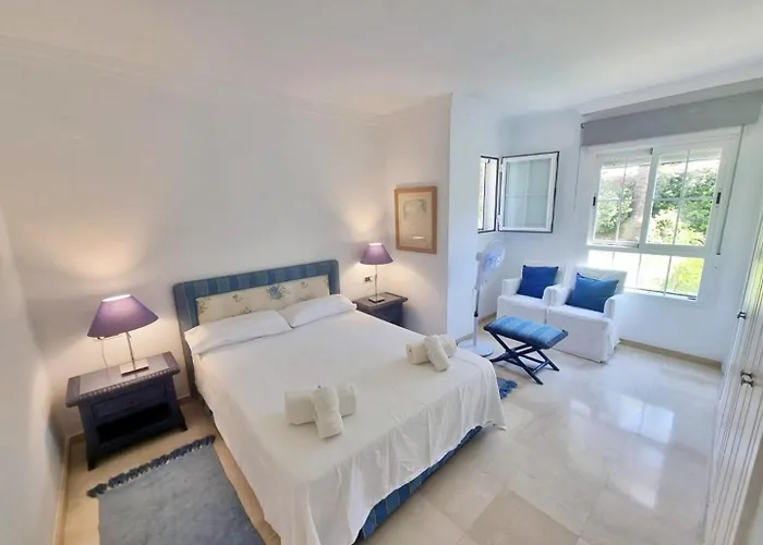 Beachfront 2 Bd & Private Garden Апартаменти *