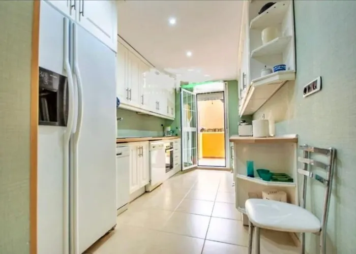 Апартаменти Beachfront 2 Bd & Private Garden *