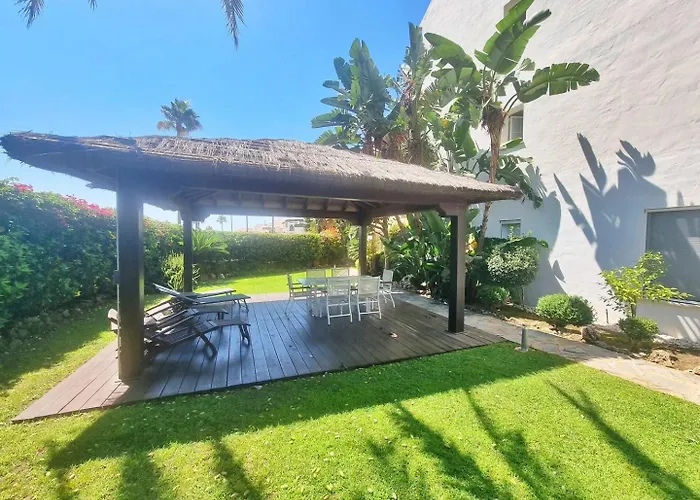 Beachfront 2 Bd & Private Garden *