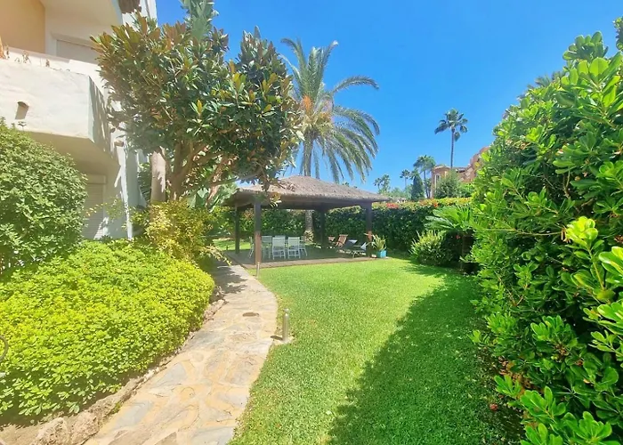 Beachfront 2 Bd & Private Garden Апартаменти *