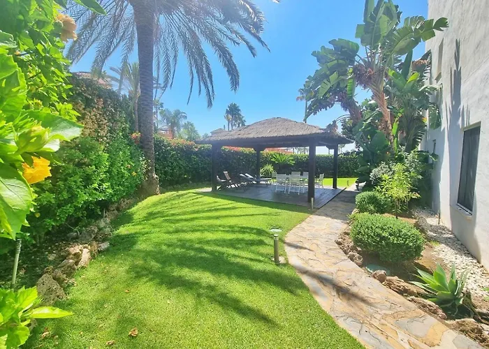 Апартаменти Beachfront 2 Bd & Private Garden *