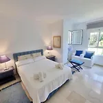 Beachfront 2 Bd & Private Garden Apartmán *