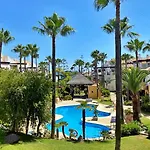 Beachfront 2 Bd & Private Garden * Marbella