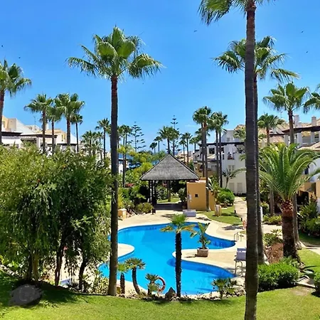 Beachfront 2 Bd & Private Garden * ماربيا