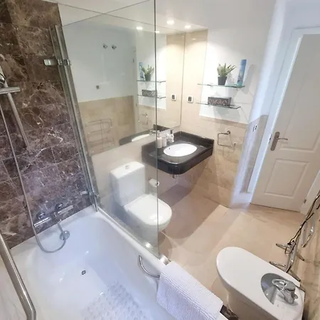 Beachfront 2 Bd & Private Garden Apartment Marbella