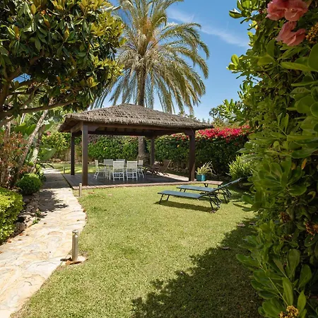 Beachfront 2 Bd & Private Garden شقة ماربيا