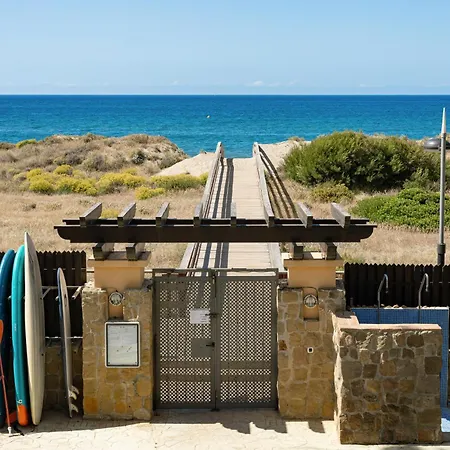 Beachfront 2 Bd & Private Garden شقة *
