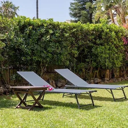 Beachfront 2 Bd & Private Garden ماربيا