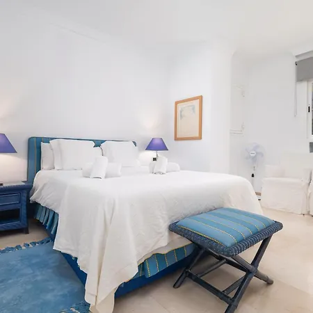 Beachfront 2 Bd & Private Garden *