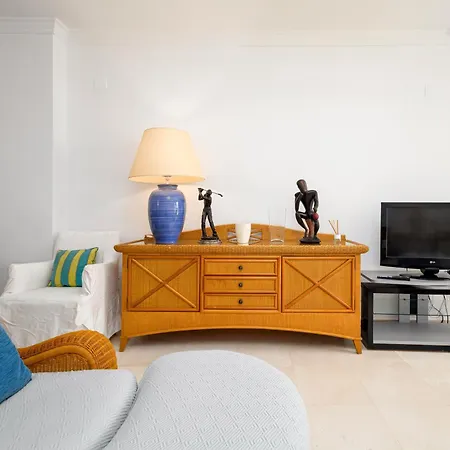 Beachfront 2 Bd & Private Garden شقة *