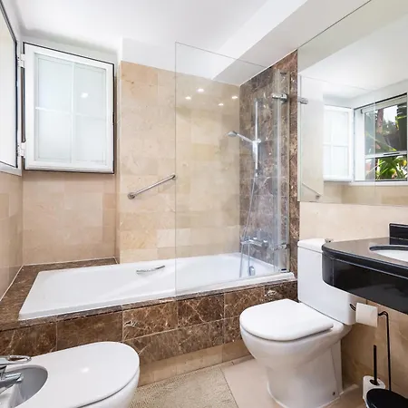 Beachfront 2 Bd & Private Garden