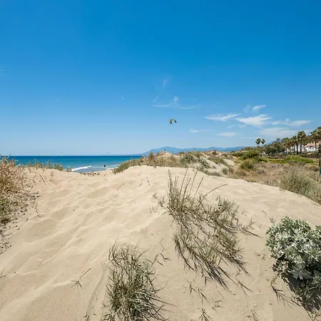 Beachfront 2 Bd & Private Garden شقة