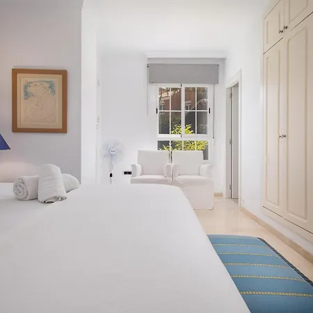 Beachfront 2 Bd & Private Garden *