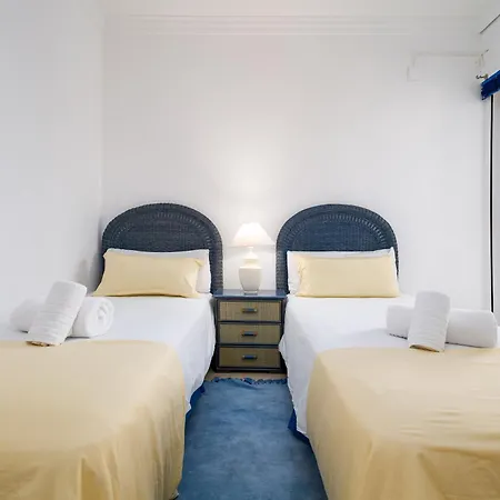 Beachfront 2 Bd & Private Garden * ماربيا