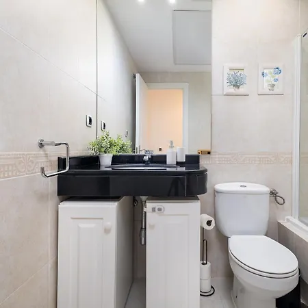 Beachfront 2 Bd & Private Garden شقة *