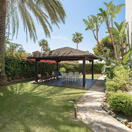 Beachfront 2 Bd & Private Garden ماربيا