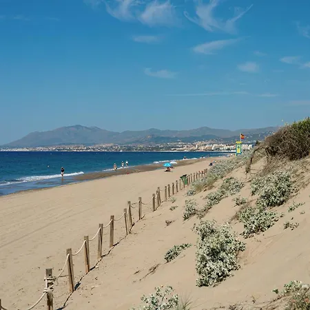 Beachfront 2 Bd & Private Garden * ماربيا