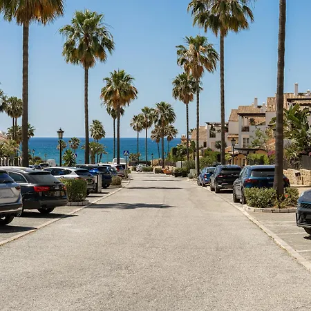 Beachfront 2 Bd & Private Garden شقة ماربيا