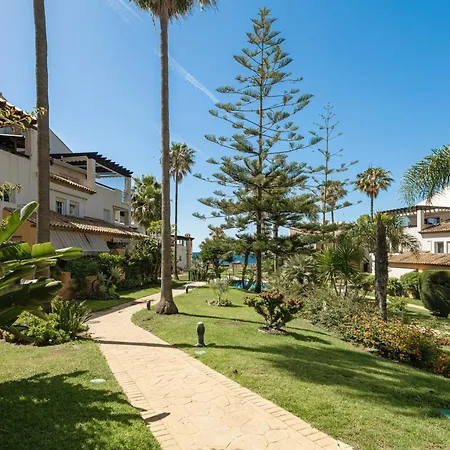 Beachfront 2 Bd & Private Garden