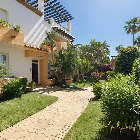 Beachfront 2 Bd & Private Garden شقة