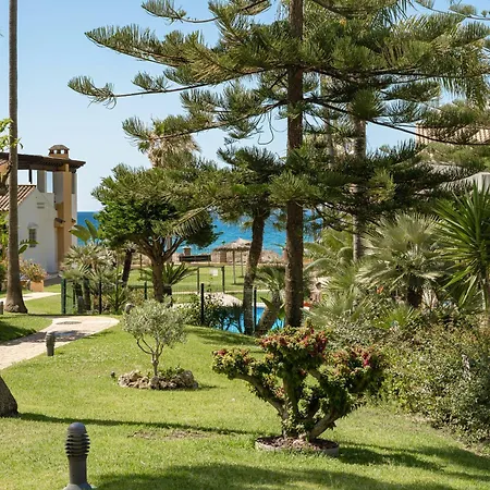 Beachfront 2 Bd & Private Garden شقة