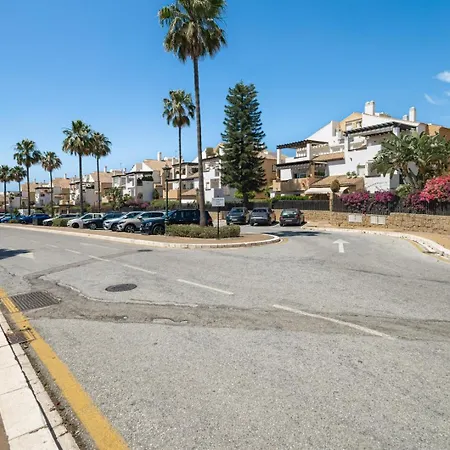 Beachfront 2 Bd & Private Garden Apartman