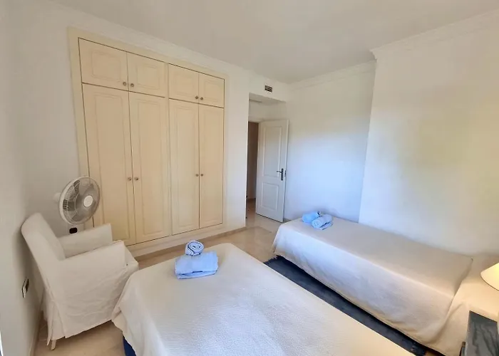 Apartman Beachfront 2 Bd & Private Garden *