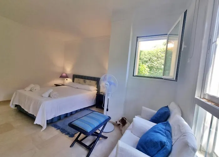 Beachfront 2 Bd & Private Garden Marbella