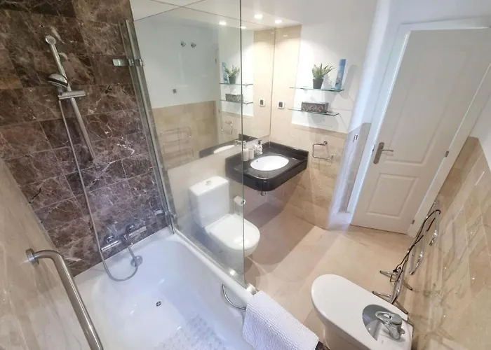 Beachfront 2 Bd & Private Garden Apartman Marbella