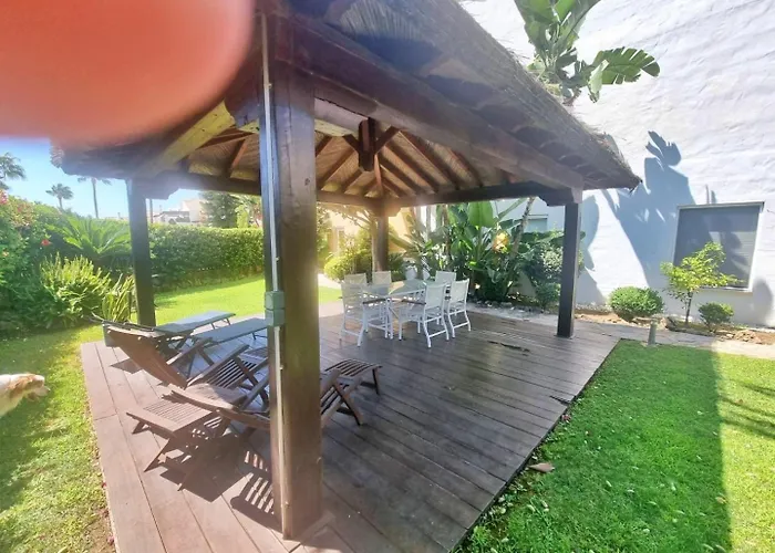 Beachfront 2 Bd & Private Garden Apartman