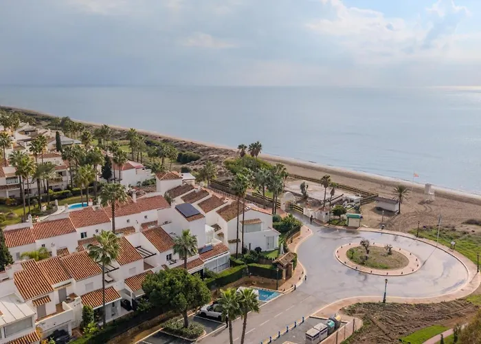 Beachfront 2 Bd & Private Garden *