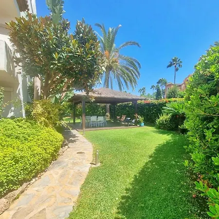 Beachfront 2 Bd & Private Garden アパート *